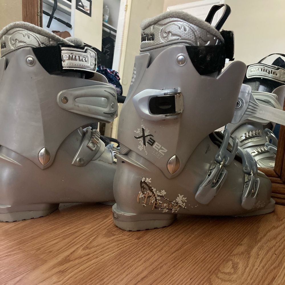 Alpine. Size 8 women’s downhill ski boot. New!